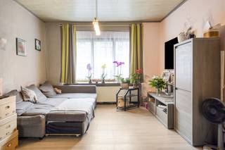 Welkom in dit huis met enorm veel potentieel dat we hier te koop aanbieden in Deurne!Via de inkomhal komen we binnen in de ruime...