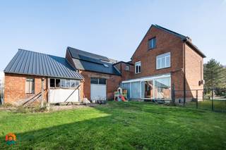 Op een uitstekende locatie nabij het centrum van Onze-Lieve-Vrouwe-Waver bevindt zich deze authentieke gezinswoning met 4 slaapkamers, een...