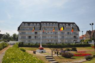 Res. Windsor. In de Duinbergenlaan bieden wij u deze dubbele garagebox aan die plaats biedt voor twee wagens na elkaar. Uitstekend gelegen aan...