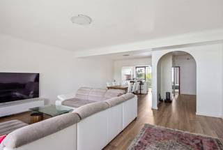 <p><span><strong>Ruim 2-slaapkamer appartement met autostaanplaats nabij Middelheim</strong></span></p><p><span><span> </span></span></p><p><span><strong>OMGEVING</strong></span></p><p><span><span>Dit verzorgd appartement gelegen op de vierde verdieping bevindt zich aan het Rucaplein in Wilrijk. Dankzij de centrale ligging bevinden winkels, scholen, openbaar vervoer en belangrijke invalswegen zich in de directe omgeving.</span></span></p><p><span><span>Het appartement biedt comfort en de mogelijkheid om het volledig naar eigen smaak in te richten. Ideaal als starterswoning of investering.</span></span></p><p><span><span> </span></span></p><p><span><strong>INDELING</strong></span></p><p><span><span>Bij het betreden van het appartement kom je terecht in een verzorgde inkomhal, voorzien van praktische ingemaakte kasten. De inkomhal beschikt eveneens over een apart gastentoilet en een aparte bergkast, ideaal voor extra opbergruimte.</span></span></p><p><span><span> </span></span></p><p><span><span>De ruime en lichtrijke leefruimte vormt het hart van het appartement. De woonkamer met open eetkamer is stijlvol afgewerkt met een warme parketvloer en geniet van veel natuurlijke lichtinval. Vanuit de leefruimte heb je toegang tot een aangenaam terras waar je heerlijk kan genieten van de zon. De moderne en volledig uitgeruste keuken met praktisch keukeneiland beschikt over een inductiekookplaat, vaatwasser, oven en koelkast met geïntegreerde diepvries. Ook vanuit de keuken is er toegang tot een tweede terras, wat zorgt voor extra ruimte en een aangename verbinding tussen binnen en buiten.</span></span></p><p><span><span> </span></span></p><p><span><span>Het appartement beschikt over twee ruime slaapkamers (ca. 14 m² en 16 m²), rustig gelegen aan de achterzijde van het gebouw. De hoofdslaapkamer is voorzien van ingemaakte kasten en biedt rechtstreeks toegang tot de badkamer. De badkamer is uitgerust met een douche in bad, een enkel lavabomeubel en aansluitingen voor een wasmachine en droogkast.</span></span></p><p><span><span> </span></span></p><p><span><span>Daarnaast beschikt het appartement over een privatieve kelderberging van ca. 13 m² en een ondergrondse auto staanplaats bij aan te kopen voor 15.000€, wat zorgt voor extra comfort.</span></span></p><p><span><span> </span></span></p><p><span><strong>BIJZONDERHEDEN</strong></span></p><p><span><span>- Instapklaar en gerenoveerd appartement</span></span></p><p><span><span>- Twee terrassen</span></span></p><p><span><span>- Privatieve kelderberging en autostaanplaats</span></span></p><p><span><span>- Gunstig EPC</span></span></p><p><span><span>- Ramen werden 4 jaar geleden vernieuwd (dubbele beglazing)</span></span></p>