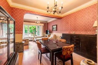 [[ DIT PAND NEEMT DEEL AAN DE ERA OPEN HUIZEN DAG OP 19/9 VAN 17:30 TOT 18:30 ]]
<p>Ruime woning, vergund als tweewoonst, gelegen tussen het Boekenbergpark en het Te Boelaerpark.</p>

<p>Deze belétage combineert een ruime bewoonbare oppervlakte met een aangename tuin en een grote garage, ideaal voor gezinnen of wie extra ruimte zoekt. De woning is bovendien vergund als tweewoonst, wat interessante mogelijkheden biedt voor kangoeroewonen, een combinatie van wonen en werken of een investering. Dankzij de ligging in een groene woonomgeving nabij scholen, openbaar vervoer en parken geniet je hier van een uitstekende bereikbaarheid en een aangename leefomgeving. De combinatie van ruimte, functionaliteit en ligging maakt dit huis bijzonder aantrekkelijk in Deurne-Zuid.</p>

<p> </p>

<p>Belangrijkste ruimtes:<br />• Inkomhal met vestiaire op elke verdieping<br />• Twee lichtrijke woonkamer (24,6 m²)<br />• 2 keukens van elk (5,76 m²)<br />• 4 slaapkamers, 2 op elke verdieping<br />• 2 badkamers<br />• Berging (13,4 m²) op het gelijkvloers<br />• Garage (40,6 m²) met automatische sectionale poort en aansluiting voor wasmachine<br />• Terras (6 m²) op zowel de eerste als tweede verdieping<br />• Tuin van 71 m²</p>

<p>Troeven:<br />• Vergund als tweewoonst met diverse gebruiksmogelijkheden<br />• Grote bewoonbare oppervlakte met tuin en ruime garage<br />• Gegeerde ligging tussen het Boekenbergpark en het Te Boelaerpark</p>

<p>Neem vandaag nog contact op voor meer informatie of een bezoek. JOUW DROOMHUIS. ZO GEVONDEN!</p>