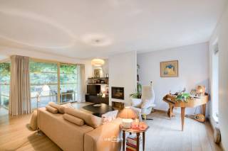 Deze sfeervolle en lichtrijke woning geniet van een bijzonder rustige ligging op het einde van een doodlopende straat. Een unieke plek waar privacy, ruimte en wooncomfort perfect samenkomen.<br />Binnen word je verwelkomd in een aangename leefruimte met veel natuurlijke lichtinval. De gezellige salonruimte en eetplaats sluiten mooi op elkaar aan en creëren een warme, huiselijke sfeer. De open keuken beschikt over een praktische ontbijthoek en staat rechtstreeks in verbinding met de verzorgde tuin, waardoor binnen en buiten mooi in elkaar overvloeien.<br />De woning beschikt over vier ruime slaapkamers en biedt dan ook alle ruimte voor een gezin. Extra comfortabel is de aanwezigheid van een doucheruimte op het gelijkvloers en een tweede badkamer met ligbad op de verdieping. Ook de twee afzonderlijke toiletten zorgen voor het nodige praktische comfort.<br />Buiten geniet je van een ruime oprit met voldoende parkeermogelijkheden, aangevuld met een inpandige garage en aparte berging. De rustige ligging, helemaal op het einde van de straat, zorgt bovendien voor een aangenaam gevoel van privacy.<br />Ook op energetisch vlak scoort deze woning bijzonder goed. De zonnepanelen en het zeer gunstige EPC dragen bij aan een energiezuinige en toekomstgerichte woning.<br />Een instapklare gezinswoning met vier slaapkamers, veel licht en privacy, waar je in alle rust woont en toch van alle hedendaags comfort geniet. Een woning die je vooral ter plaatse moet komen ontdekken.