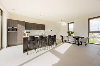 Dit appartement maakt deel uit van het nieuwbouwproject 'Residentie Vue' te Veurne.<br />Alle appartementen hebben een energiezuinig karakter met een E-peil van maximum 30. Ze beschikken onder andere over vloerverwarming, ventilatiesysteem D en worden verwarmd door middel van een geothermische warmtepomp. <br /><br />Het appartement bevindt zich op de eerste verdieping en werd op plan ingedeeld als volgt:<br />Inkom, toilet, berging, lichtrijke leefruimte, zuid gericht terras met zicht op de gemeenschappelijke binnentuin, open keuken, bergruimte, 3 slaapkamers en 2 badkamers. <br /><br />Mogelijkheid tot aankoop van autostaanplaats, afgesloten garage en/of kelderberging in het ondergronds complex. <br /><br />Appartement: 106,80 m²<br />Terras: 11,19 m²