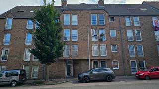 Gezellig appartement met 1 slaapkamer, centraal gelegen nabij het centrum van Genk.Het appartement op de 2de verdieping bestaat uit een leefruimte en...