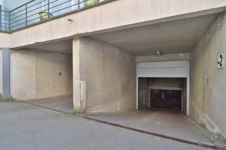 Bent u op zoek naar een veilige en vlot bereikbare autostaanplaats in het centrum van Beveren? Dan is deze ondergrondse autostaanplaats, gelegen op niveau -2 van de residentie Sint-Maarten aan de Grote Markt 32, een interessante opportuniteit.<br /><br />De parking, gebouwd in 1999, is bereikbaar via de inrit aan de Gerard Van Gervenstraat 1 en bevindt zich in een ondergrondse parkeergarage die afgesloten is met een dubbele automatische sectionaalpoort. Dankzij de afmetingen van 2,55 meter breed en 6 meter diep biedt deze staanplaats voldoende ruimte voor een personenwagen.<br />Via de personenlift bereikt u rechtstreeks de Grote Markt, wat zorgt voor een bijzonder vlotte en comfortabele toegang tot het centrum.<br /><br />Een bijkomende troef is de mogelijkheid om deze parking desgewenst ook te huren aan 55 euro per maand.<br /><br />Interesse in deze centraal gelegen autostaanplaats? Neem gerust contact met ons op voor meer informatie via verkoop@homevast.be of tel. 03 344 77 44.