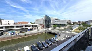 TE KOOP: Verhuurd Investeringsapp met gegarandeerde huurinkomsten.Troeven verhuur via de Kortrijkse Woonmaatschappij SW+:- elke maand gegarandeerde huurbetaling, ongeacht SW+ een huurder heeft of niet. - mogelijkheid tot aankoop aan verminderde registratierechten bij sociale verhuur- op het einde van de overeenkomst wordt appartement door SW+ terug in originele staat opgeleverd volgens uitgebreide plaatsbeschrijving bij intrede.Huuropbrengst: 479,16 euro/maand, ofte 5.749,92 euro/jaar.Dit investeringappartement, gelegen aan de Leieboorden en dus met zalig zicht op het water werd in 2024 volledig gerenoveerd opgeleverd aan SW+, waardoor dit op het einde ook in pico bello staat door SW+ terug opgeleverd zal worden. Via de inkom van het gebouw en de lift, kom je aan op de 3e vedieping. Bij het binnenkomen tref je links een ingerichte badkamer met wastafel, douche en toilet. Ga je verder, dan kom je in de open leefruimte met ingerichte keuken, plaats voor een zithoek en het bed. Van hieruit heb je zicht op het terras/balkon aan de voorzijde, waar je kan genieten van de Leieboorden. Bijkomend voordeel is dat u vanaf de dag van de notariële akte kan genieten van de huuropbrengsten. Dit is m.a.w. het ideale investeringsappartement voor wie zorgeloos wil verhuren en gegarandeerd de huurgelden op zijn rekening wil zien komen. Meer info of een bezoek? Neem contact met Stein via 0468 41 38 48 of stein@immovercoutere.be