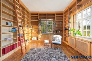 Deze prachtige en uiterst charmante villa is gelegen op een magnifiek groen perceel van 4.309m² aan de Bredabaan in Brasschaat. De locatie biedt...