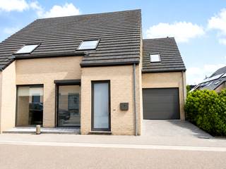 <p>Deze verzorgde woning verwelkomt u via een inkomhal met gastentoilet. De ruime en lichtrijke leefruimte, bestaande uit een gezellige zit- en eethoek, geniet van een aangenaam zicht op de tuin en vormt het hart van de woning. Aansluitend bevindt zich de halfopen, volledig geïnstalleerde keuken, die rechtstreeks toegang biedt tot de garage met praktische inbouwkasten en een geïntegreerde wasplaats.</p>
<p>Via de eetplaats of keuken bereikt u het zonnige terras en de onderhoudsvriendelijke tuin met tuinhuis, een ideale plek om in alle rust van het buitenleven te genieten. Op de oprit is er parkeergelegenheid voor één wagen. De eerste verdieping omvat drie ruime slaapkamers, waarvan twee voorzien zijn van inbouwkasten, en een comfortabele badkamer uitgerust met een bad, douche, lavabo en toilet.</p>
<p>Via een vaste trap naar 2de verdieping, waar zich een vierde slaapkamer en een afzonderlijke zolderruimte bevinden.</p>
Een instapklare gezinswoning met veel ruimte, een praktische indeling en een aangename tuin, perfect voor wie comfortabel wil wonen.<br /><br />Extra troeven<br /><br />
<ul>
<li>energiezuinig EPC A</li>
<li>regenwaterput</li>
<li>overal elektrische rolluiken op zonneenergie</li>
<li>rustig gelegen</li>
<li>nabij invalswegen, winkels, strand</li>
</ul>
<br />Deze woning is te koop ZONDER makelaar via het concept van Smart Houses. Wenst u verdere inlichtingen of een bezoek? Contacteer rechtstreeks de eigenaar via 0477/18.43.40