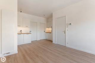 In de bruisende stationsbuurt van Mechelen bevindt zich dit recent gerenoveerde appartement met 1 slaapkamer. U bevindt zich hier op een centrale locatie, doch op wandelafstand van winkels, scholen, eet-en drankgelegenheden en het openbaar vervoer.<br /><br />We betreden het appartement via de gemeenschappelijke inkomhal. De lichtrijke leefruimte kunt u inrichten met een gezellige zithoek een aparte eetplaats en biedt ook ruimte om een bureau in te richten. De open keuken is mooi geïntegreerd in het geheel en voorzien van kwalitatieve toestellen. Via de keuken heeft u daarnaast ook toegang tot een erg ruime berging met voorzieningen voor een wasmachine en droogkast. Achteraan bevindt zich de slaapkamer met en-suite badkamer die uitgerust is met een lavabo, een toilet en een inloopdouche. Tot slot beschikt ook over airco en een praktische kelderberging. De gemeenschappelijke kosten bedragen €20 per maand. <br /><br />Dit is een uitstekende opportuniteit als u op zoek bent naar een instapklaar appartement op een uitstekende locatie te Mechelen. Contacteer ons voor meer informatie op +32 479/47.09.61 of neem een kijkje op www.boonstravastgoed.be .<br /><br />Bijzonderheden:<br />- Instapklaar<br />- Gunstig EPC<br />- Uitstekende locatie