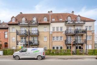Cet élégant appartement bien entretenu avec 2 chambres et garage se situe au cœur de Buizingen, une section de Halle. Il bénéficie d’une...