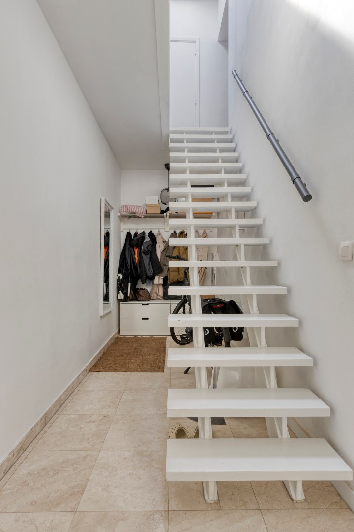 Well-maintained income property with 2 apartments and a garage. - photo 4