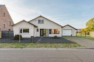 Op een aangename locatie in Kleine-Brogel, op korte afstand van de dorpskern, bevindt zich deze vrijstaande en verrassend ruime gezinswoning op een perceel van maar liefst 804 m².<br />Deze woning, oorspronkelijk gebouwd in 1963, beschikt over een bewoonbare oppervlakte van 226 m² en onderscheidt zich door haar praktische gelijkvloerse indeling, drie slaapkamers, ruime garage en aangename westgerichte tuin.<br />Dankzij de royale oppervlakte en de aanwezige voorzieningen biedt deze eigendom heel wat mogelijkheden voor gezinnen, koppels of kopers die op zoek zijn naar comfortabel gelijkvloers wonen. De woning kan mits enkele opfrissingswerken verder worden aangepast aan de hedendaagse woonwensen.<br /><br />Indeling <br />Inkomhal, met apart toilet, woonkamer, waar voldoende ruimte aanwezig is voor een comfortabele zithoek en een gezellige eetplaats, aansluitend bevindt zich de geïnstalleerde keuken, die over de nodige voorzieningen beschikt voor dagelijks gebruik.<br />Een belangrijk pluspunt is dat er ook slaapkamers zich op het gelijkvloers bevinden. Dit maakt de woning niet alleen bijzonder praktisch voor gezinnen, maar ook interessant voor wie levensloopbestendig wil wonen en liever geen trappen gebruikt.<br />Verder beschikt de woning over een gerenoveerde badkamer, en een zeer mooie veranda.<br />De ruime garage vormt een bijkomende troef en biedt plaats voor een wagen, fietsen en extra opslagmateriaal. Daarnaast beschikt de woning over een kelder, ideaal als bijkomende bergruimte.<br />Buitenomgeving<br />De woning is gelegen op een mooi perceel van 8a 04ca en beschikt over een westgerichte tuin, waar u optimaal kunt genieten van de namiddag- en avondzon.<br />De tuin biedt voldoende ruimte voor een aangenaam terras, een gezellige loungehoek of een speelomgeving voor kinderen. Wie graag buiten vertoeft, vindt hier tal van mogelijkheden om de buitenruimte volledig naar eigen smaak in te richten.<br />De vrijstaande ligging en het ruime perceel zorgen bovendien voor een aangenaam gevoel van ruimte rondom de woning.<br />Comfort en technische voorzieningen<br />De woning is voorzien van PVC-ramen met dubbele beglazing, centrale verwarming op stookolie en airconditioning.<br />Een belangrijk voordeel is dat de elektrische installatie conform is gekeurd, waardoor de toekomstige eigenaar op dit vlak geen verplichte aanpassingen moet uitvoeren.<br />Ook energetisch beschikt de woning over een EPC-label D, met een energiescore van 349 kWh/m² per jaar. Hierdoor is er momenteel geen renovatieverplichting van toepassing op basis van het energielabel.<br />De woning bevindt zich in een licht op te frissen staat. Dit biedt de toekomstige eigenaar de mogelijkheid om de afwerking verder te moderniseren en de woning volledig naar eigen smaak in te richten.<br /><br />Troeven: <br /><br />Vrijstaande woning op een perceel van 804 m²<br />Gelijkvloerse woonindeling <br />Ruime garage en bijkomende kelder<br />Westgerichte tuin met aangename namiddag- en avondzon<br />PVC-ramen met dubbele beglazing<br />Airconditioning aanwezig<br />Conforme elektrische installatie<br />EPC-label D – geen energetische renovatieverplichting<br />Mogelijkheid om de woning naar eigen smaak op te frissen<br />Gelegen in Kleine-Brogel, op korte afstand van de dorpskern<br /><br />Interesse?<br /><br />Bent u op zoek naar een ruime, vrijstaande woning met drie slaapkamers, een grote garage en een mooi perceel, waarbij alle belangrijke woonfuncties zich op het gelijkvloers bevinden?<br /><br />Contacteer Immo Eibo Group op 011 64 81 76 voor bijkomende informatie of het inplannen van een bezichtiging.