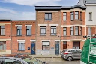 Instapklare woning met stadskoer - thans ingedeeld in 2 appartementen Dankzij de gunstige ligging heb je op enkele minuutjes wandelen verschillende...