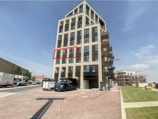 Prachtig, lichtrijk tweeslaapkamer appartement te huur met autostaanplaats (inbegrepen in de huurprijs) en gemeenschappelijke fietsenberging in residentie 'Suikertoren' te Veurne. Zeer rustig gelegen, doch slechts op wandelafstand van het openbaar vervoer, winkels en stadscentrum.INDELING:> Derde verdieping:- Inkomhal met gastentoilet;- Ruime, lichtrijke leefruimte met open ingerichte keuken voorzien van inductie kookplaat, combi-oven, ingebouwde vaatwas, anderhalve spoelbak, dampkap en ingebouwde koelkast;- Zuid-West gericht terras toegankelijk via het salon;- Berging met aansluiting wasmachine;- Ruime badkamer met wasmeubel en inloopdouche;- Twee ruime lichtrijke slaapkamers.> Kelderverdieping:- Autostaanplaats;- Gemeenschappelijke fietsenstalling;TROEVEN:- instapklaar (geschilderd en voorzien van lichtarmaturen);- TOPlocatie;- Staanplaats inbegrepen in de huurprijs!;- Zuidwest gericht terras.Gemeenschappelijke kosten: +€60/maandVrij vanaf: 01/08/2026Ben je geïnteresseerd in dit pand te huur in Veurne? Ga naar de website www.dewaele.com, klik op het pand dat je wenst te huren. Via de rode knop "vraag je bezoek aan" vragen we u kort een profiel in te vullen. Daarna nemen we contact op voor een bezoek. Telefonisch kunnen er geen afspraken gemaakt worden.