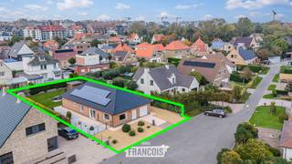 Deze ruime bungalowwoning is gelegen in de gegeerde villawijk Ten Poele in Middelkerke, op een prachtig perceel van 777 m². Met een bewoonbare oppervlakte van maar liefst 329 m² en een tuin rondom de woning geniet u hier van veel ruimte, privacy en zon gedurende de hele dag.<br /><br />De woning is volledig ingericht op het gelijkvloers en beschikt over een inkomhal met afzonderlijk gastentoilet. De ruime en lichtrijke woonkamer sluit aan op de afzonderlijke keuken, die praktisch is ingericht en voorzien is van een granieten werkblad, oven, keramische kookplaat, dampkap, vaatwasmachine en koelkast.<br /><br />Verder zijn er drie zeer ruime slaapkamers en een badkamer met ligbad met douchefunctie, lavabo met spiegel en onderkasten, en een toilet.<br /><br />Een grote troef is de ruime garage met automatische sectionaalpoort, die aansluit op een technische berging waar de verwarmingsinstallatie zich bevindt.<br /><br />Daarnaast beschikt de woning over een zolderruimte van maar liefst 120 m², die tal van mogelijkheden biedt voor het creëren van extra slaapkamers, een hobbyruimte of een polyvalente ruimte.<br /><br />Ook op energetisch vlak zijn er interessante troeven, waaronder de aanwezige zonnepanelen met een totale opbrengst van 5.040 Wp(groenestroomcertificaten).<br /><br />Een ruime bungalow met veel potentieel, gelegen in een rustige en gegeerde woonomgeving in Middelkerke.<br /><br />Voor meer informatie of een bezoek kunt u contact opnemen met Inti via inti@immofrancois.be of 0499 74 89 74.<br /><br />