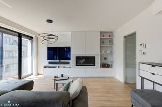 LUXUEUS AFGEWERKT APPARTEMENT MET 2 SLAAPKAMERS, OVERDEKT TERRAS, KELDERBERGING EN OPTIONELE ONDERGRONDSE AUTOSTAANPLAATS IN BILZEN-CENTRUM<br /><br />*** Bekijkt U dit appartement via een aanverwante website? Surf dan naar https://matisimmo.be/nl/aanbod/4382042/appartement-te-koop-in-3740-bilzen-hoeselt en klik op volgende link voor het INTERACTIEF GRONDPLAN: https://grondplan.matisimmo.be/grondplan/?map=BilzenOLVrouwstraat9AB21 ***<br /><br />In het bruisende centrum van Bilzen, in de winkelstraat en op slechts enkele stappen van de Markt met zijn gezellige terrassen en talrijke winkels, vinden we dit luxueus afgewerkte appartement terug. Dankzij deze voortreffelijke ligging zijn omliggende steden eveneens vlot bereikbaar, de op- en afritten zijn op slechts 5 minuten rijden gelegen. Dat alle faciliteiten in de omgeving gelegen zijn én dat leuke evenementen doorheen het jaar zo makkelijk bereikbaar zijn, maakt deze locatie eveneens erg geliefd.<br /><br />Het appartement is gelegen op de tweede verdieping van een rustige residentie en is bereikbaar via zowel de trap als de lift. De lift biedt bovendien directe toegang tot de kelderverdieping met de privatieve berging en ondergrondse autostaanplaats.<br /><br />De indeling is als volgt: via de inkomhal, die voorzien is van een apart gastentoilet en praktische op maat gemaakte kasten, betreedt men de ruime en lichtrijke leefruimte. Deze luxueus afgewerkte woonkamer is uitgerust met ingebouwde maatwerkkasten, een sfeervolle sierhaard en airconditioning, wat zorgt voor optimaal comfort en een gezellige uitstraling.<br /><br />Aansluitend bevindt zich de open, volledig geïnstalleerde keuken met een ruim keukeneiland. Via het grote schuifraam heeft men toegang tot het ruime, zuidwestgericht overdekt terras, dat voorzien is van een sunscreen en waar u in alle comfort kan genieten van de buitenruimte.<br /><br />Verder beschikt het appartement over twee volwaardige slaapkamers, waarvan één uitgerust is met airconditioning en ingebouwde maatkasten. De stijlvolle badkamer is voorzien van een enkele lavabo, een inloopdouche en een op maat gemaakte kast met geïntegreerde voorzieningen voor wasmachine en droogkast.<br /><br />Tot slot beschikt het appartement over een privatieve kelderberging en is er de mogelijkheid om de ondergrondse autostaanplaats optioneel aan te kopen.<br /><br />Wenst u dit luxueuze appartement graag zelf te bezichtigen? Contacteer ons vrijblijvend via 089/44.00.00 of info@matisimmo.be<br /><br /><em>De vermelde woonoppervlakte is steeds de bruikbare vloeroppervlakte overgenomen uit het EPC-verslag.</em><br /><br /><em>Bestuursmaatregelen in het maatregelenregister: nee</em><br /> 