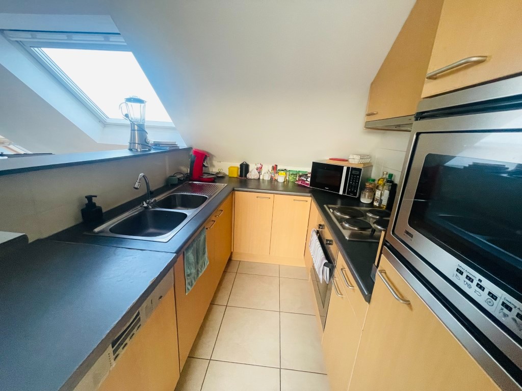 Kristus -Koning  Gezellig LICHTRIJK ENERGIEZUINIG appartement met 1 slaapkamer+ autostaanplaats in open lucht, LIFT in het gebouw. - foto 4