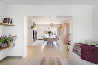 Schrijf je in voor het bezoekmoment nu zaterdag 27/06 via onze website:<br />https://benjaminverkoopt.be/panden/instapklare_alleenstaande_woning_met_bijgebouw_en_landelijk_zicht_in_dadizele/<br />- Verzorgde, instapklare open bebouwing<br />- Ideale ligging met landelijk zicht: Kortrijksestraat 18, Dadizele<br />- Lichtrijke leefruimtes<br />- Open keuken, volledig uitgerust<br />- Grote, zuidgerichte tuin<br />- Handig bijgebouw/mancave/berging in 2 verdiepingen<br />- 3 slaapkamers<br />- Ruime badkamer met inloopdouche en wastafel<br />- 2 toiletten en extra douchekamer op het gelijkvloers<br />- Garage en 3 parkeerplaatsen bij de woning<br />- Conforme elektriciteit<br />- 2 aangesloten regenwaterputten van elk 10.000 liter + waterverzachter<br />- EPC: 290 kWh/m²/jaar, UC: 3878019<br />- Asbestveilig<br />- Optie tot splitsen perceel in extra stuk bouwgrond (mits aanvraag)<br />- Richtprijs: € 445.000