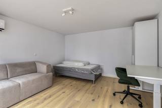 <p>**Alle informatie op www.connect-immo.be**<br /><br />Op een steenworp van het centrum van Leuven kan je dit opbrengstpand met 5 vernieuwde studio's terugvinden. We bevinden ons dus in de begeerde omgeving van Gasthuisberg en ook een vlotte bereikbaarheid met het openbaar vervoer en een aansluiting op tal van verbindingswegen. Kortom zitten we op een toplocatie met allerlei faciliteiten in de buurt!<br /><br />Alle studio's zijn bemeubeld en beschikken over een volledig geïnstalleerde keuken, privatieve badkamer en enkele beschikken over een privatieve buitenruimte. Kortom, deze studio's bieden alles voor jong professionals en studenten op zoek naar een comfortabele woonplek op de stadsgrens.<br /><br />UNIT 00.02: Studio gelijkvloerse verdieping (28,63 m²) achterzijde, privatieve keuken, badkamer en privatief terras.<br /><br />Interesse? Vraag je brochure op en plan uw bezoek in met onze Expert Investeringsvastgoed: jack@connect-immo.be of 0495 53 46 49<br /><br />EPC 00.02: 49 kWh/m² - 3535173</p>