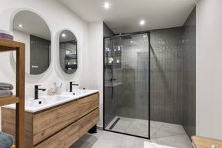 <p><span>Ben je op zoek naar een volledig vernieuwd appartement waar je meteen je meubels kan binnenzetten? Dit pareltje op de eerste verdieping van een kleinschalig gebouw in het rustige Deurne-Zuid biedt alles wat je nodig hebt en meer. Instapklaar, gerenoveerd in 2025 met duurzame en kwalitatieve materialen, oog voor detail en een tijdloos design. Lage vaste kosten maken dit appartement ook financieel een slimme keuze. De garage met nieuwe garagepoort koop je verplicht bij voor 25.000.</span></p><p><span> </span></p><p><span>Indeling</span><span>:</span></p><p><span>Ruime en lichtrijke leefruimte met stijlvolle sierradiator en een prachtige vloer die naadloos doorloopt tot in de open keuken.</span></p><p><span>Moderne Ixina keuken in strak wit design met voldoende kastruimte en hedendaags comfort.</span></p><p><span>Twee volwaardige slaapkamers en een derde kamer met raam, perfect als bureau, dressing of hobbyruimte.</span></p><p><span>Een luxe badkamer die indruk maakt met zwarte accenten, inloopdouche, dubbele lavabo, handdoekdroger, alles tot in de puntjes afgewerkt.</span></p><p><span>Eén van de slaapkamers biedt toegang tot een gezellig terras aan de achterzijde, ideaal om te ontspannen in alle rust.</span></p><p><span> </span></p><p><span>Bijzonderheden</span><span>:</span></p><p><span>EPC Energielabel B - 125 kwh/(m² jaar)</span></p><p><span>Geen renovatieplicht!</span></p><p><span>De elektriciteit is conform</span></p><p><span>Het appartement is asbestveilig</span></p><p><span>Overal dubbele beglazing met PVC kader</span></p><p><span>CV is individueel op gas</span></p><p><span>Vaste kosten: 120/kwartaal (inbegrepen: water, minuterie gang)</span></p><p><span>P-score: A</span></p><p><span>G-score: A</span></p>