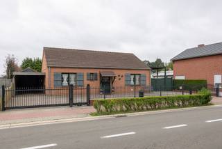 Deze energiezuinige woning op een perceel van 8 are 19 ca is gelegen te Sint-Huibrechts-Lille (Pelt). De woning bestaat uit een inkomhal voor, toilet apart, woonkamer, keuken, badkamer (douche/bad/ wastafel), 2 slaapkamers. Berging/wasruimte. Vaste trap naar boven, zolderruimte. Carport. Overkapping achterkant woonst. Garage. Stroom conform. Energielabel B. Gasketel van 2018. Rolluiken overal. Kortom een leuke/gezellige woning om ideaal te wonen. Voor meer info of een bezichtiging contacteer ons op 011/64 55 00 of info@vastgoedfransen.be.