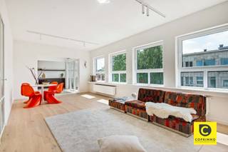<p><span>Schitterend gerenoveerd 2 slaapkamer appartement met 2 terrassen te Pulhof!</span><span><br /></span><span>Met veel passie, kennis en kunde werd dit ruim en lichtrijk 2 slaapkamer appartement kwalitatief gerenoveerd.</span><span> U dient enkel te verhuizen, uit te pakken en te genieten! Het appartement ligt op de 2</span><span><sup>e</sup></span><span> verdieping van een kleinschalig en prima onderhouden gebouw in hartje Pulhof, om de hoek van het prachtige Middelheim- en Leeuwerikpark. Dankzij deze gegeerde, centrale ligging zijn parken, scholen, winkels, sportfaciliteiten, openbaar vervoer en invalswegen steeds vlakbij, evenals het bruisende Antwerpse stadsleven. Bent u op zoek naar een modern appartement dat geniet van alle hedendaagse comfort, waar privé- en werkleven hand in hand gaan? Mis deze unieke kans dan zeker niet!</span><span><br /><br /></span><span>Inkomhal, leefruimte, keuken, toilet & berging:</span></p><p><span>U betreedt dit trendy appartement via de inkomhal met veiligheidsdeur, praktische berging en apart gastentoilet met mechanische ventilatie. De omvangrijke leefruimte op volhouten parket (eik) geniet enorm veel natuurlijk licht en leent zich perfect tot elk interieur. De prachtige open keuken is een ware "eye-catcher" die voorziet in kwalitatieve toestellen (inductievuur met recirculatie-dampkap, combi-oven, vaatwasser, koelkast en vriezer). Ook vindt u hier een geïntegreerde waskast terug met de aansluitingen voor de wasmachine. De schitterende design verlichting in héél het appartement is inbegrepen. <br /><br /></span><span>Nachthal, slaapkamers & badkamer:</span><span><br />De mat-witte tussendeur met gietijzeren look verleent toegang tot de nachthal. Beide slaapkamers zijn ruim (ca. 12m²) en liggen eveneens op parket. De rustieke badkamer omvat een weelderige inloop-/regendouche, een notelaren wasmeubel met 2 waskommen en watervalkranen, handdoek-radiator en mechanische ventilatie.<br /><br /></span><span>Terrassen & kelder:</span><span><br />Met 2 charmante terrassen kan u steeds zon en schaduw opzoeken in een rustige, groene omgeving. Ideaal voor uw kopje koffie in de ochtend, een lekker lunch of een sprankelend aperitief na thuiskomst van een drukke dag. Een dubbele kelder van maar liefst 14,5m² is inbegrepen.</span></p><p><span><br /></span><span>Extra troeven:</span></p><p><span>- Mobiscore 9,5/10</span></p><p><span>- 95m² cfr EPC</span></p><p><span>- EPC B</span></p><p><span>- 14cm EPS dakisolatie 2018</span></p><p><span>- Isolatie achtergevel</span></p><p><span>- HR ramen</span></p><p><span>- Individuele HR condensatieketel 2026</span></p><p><span>- Elektriciteit conform</span></p><p><span>- Nieuwe chape en leidingen</span></p><p><span>- Asbestveilig</span></p><p><span>- 1e bewoning na renovatie</span></p><p><span>- Onmiddellijk beschikbaar</span></p><p><span>- Design verlichting inbegrepen</span></p><p><span>- Kelder 14,5m²</span></p><p><span> </span></p>