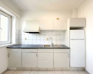 <p>Appartement prêt à emménager à louer dans un emplacement de premier choix près de la gare centrale d'Anvers !</p><p>Vous recherchez un appartement confortable dans un emplacement de choix au cœur d'Anvers ? Alors cet appartement prêt à emménager, situé au troisième étage au 10-11 Koningin Astridplein (2018 Anvers), est exactement ce qu'il vous faut.L'appartement dispose d'un espace de vie lumineux, d'une chambre confortable, d'une cuisine fonctionnelle et d'une salle de bains avec WC. Grâce à ses grandes baies vitrées, vous profiterez toute la journée d'une agréable lumière naturelle, ce qui confère à l'appartement une atmosphère spacieuse et chaleureuse.</p><p>Son emplacement est un atout indéniable. L’appartement se trouve juste en face de la gare centrale d’Anvers, avec d’excellentes liaisons en train, tram et bus. Le Meir est à seulement 5 minutes à pied et vous trouverez à proximité immédiate un large choix de magasins, supermarchés, restaurants et toutes les commodités nécessaires.</p><p>En bref, un appartement prêt à emménager, bénéficiant d’un emplacement exceptionnel, idéal pour ceux qui souhaitent vivre en centre-ville avec toutes les commodités à portée de main.</p>