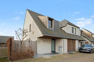 Op een rustige, kindvriendelijke toplocatie in Sint-Niklaas bevindt zich deze moderne en perfect onderhouden halfopen bebouwing uit 2017. De woning combineert hedendaags comfort, energiezuinigheid en een doordachte indeling met een bewoonbare oppervlakte van maar liefst 161 m².
Binnenin geniet u van een lichtrijke leefruimte met grote raampartijen en een open keuken met hoogwaardige afwerking. Dankzij de zuidelijke oriëntatie stroomt er de hele dag door natuurlijk licht binnen, wat zorgt voor een aangename en warme sfeer. De keuken vormt het hart van de woning en sluit naadloos aan op de leefruimte, ideaal voor zowel dagelijks comfort als gezellige momenten met familie en vrienden.
De woning beschikt over drie ruime slaapkamers. De masterbedroom is uitgerust met een praktische inloopdressing. Op de eerste verdieping bevindt zich een stijlvolle badkamer met inloopdouche en dubbele spoelbak. Daarnaast zijn er twee aparte toiletten voorzien voor extra comfort. De ruime zolder kan perfect dienen als derde slaapkamer of hobbyruimte.
Op technisch vlak is deze woning volledig mee met haar tijd. Zo is er vloerverwarming via een aardgas condensatieketel, ventilatiesysteem D, zonnepanelen en hoogwaardige isolatie (dakisolatie van 18 cm, vloer- en muurisolatie). Dit resulteert in een uitstekende energieprestatie met EPC-label A en een E-peil van 23. Elektriciteit is conform tot 2042 en de PVC-ramen met hoogrendementsbeglazing (1.0 K-waarde) dragen bij aan het energiezuinige karakter.
De woning is voorzien van elektrische screens, een regenwaterput van 10.000 liter en een solide betonnen structuur. De afzonderlijke carport wordt mee aangeboden voor €15.000.
Een instapklare topper op een gegeerde locatie, op een boogscheut van het centrum van Sint-Niklaas. Woningen van dit niveau komen zelden op de markt. Mail of bel ons nu voor een afspraak op het nummer: 052/46.38.03 of info@uw-huis.be en wie weet tot binnenkort! 
