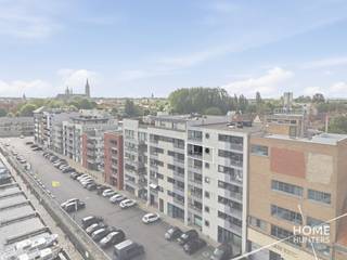 Wonen op de vijfde verdieping, met aan de ene kant zicht op de jachthaven en aan de andere kant het historische centrum van Ieper? Hier hoef je alvast niet te kiezen, want je krijgt gewoon allebei.<br /><br />Dit ruime en bijzonder lichtrijke appartement beschikt over twee volwaardige slaapkamers en biedt een aangenaam gevoel van ruimte en comfort. De badkamer werd recent vernieuwd, waardoor het appartement meteen klaar is voor zijn nieuwe bewoners.<br /><br />De absolute blikvangers zijn zonder twijfel de twee ruime terrassen. Aan de voorzijde geniet je van een prachtig open zicht over de jachthaven van Ieper, terwijl je aan de achterzijde uitkijkt over het historische stadscentrum. Of je nu houdt van de rust aan het water of de charme van de stad: hier geniet je op elk moment van de dag van een ander uitzicht.<br /><br />Dankzij de ligging op de vijfde verdieping geniet het appartement bovendien van bijzonder veel natuurlijke lichtinval en een heerlijk gevoel van vrijheid.<br /><br />Ook aan praktisch comfort werd gedacht. Wie graag over een eigen parkeerplaats beschikt, heeft de mogelijkheid om een praktische carport bij te kopen voor € 19.900. Hier is ook een laadpaal aanwezig.<br /><br />Een ruim appartement, twee slaapkamers, twee terrassen en twee prachtige uitzichten op Ieper. Een combinatie die je niet elke dag tegenkomt.<br /><br />Troeven:<br /><br />Ruim en lichtrijk appartement<br />Gelegen op de vijfde verdieping<br />2 volwaardige slaapkamers<br />Recent vernieuwde badkamer<br />2 ruime terrassen<br />Prachtig zicht op de jachthaven<br />Uitzicht op het historische stadscentrum van Ieper<br />Mogelijkheid tot aankoop autostaanplaats voor € 19.900