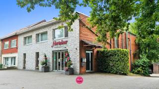Polyvalente, commerciële handelsruimte op toplocatie in Genk<br /><br />Deze instapklare handelsruimte mét privéparking bevindt zich op een absolute toplocatie in Genk, vlakbij het bruisende Thor Park. Dankzij zijn strategische ligging, stijlvolle inrichting en praktische indeling is dit pand een unieke kans voor elke ondernemer met visie en ambitie.<br /><br />Het handelspand is momenteel in gebruik als bakkerij Herteleer, een echte pionier op het vlak van ambachtelijke en biologische bakkerijproducten. Met hun uniek concept en een respect voor natuur en traditie, groeide Herteleer uit tot een gevestigde waarde in de regio. Hun producten zijn gerenommeerd om hun kwaliteit en puurheid, en trekken dagelijks een trouw klantenbestand aan. Bovendien bevindt zich achter het pand een prachtig natuurgebied, wat het verhaal van Herteleer, waar respect voor mens en natuur centraal staat, extra kracht bijzet.<br /><br />De ligging van het pand is een grote troef: vlakbij het innovatieve Thor Park én op een steenworp afstand van het stadion van KRC Genk. Deze dynamische omgeving zorgt voor een constante stroom aan potentiële klanten, zeker tijdens evenementen en wedstrijddagen. De uitstekende zichtbaarheid maakt dit pand uitermate geschikt voor commerciële doeleinden.<br /><br />Het pand is volledig onderkelderd en ingericht als praktische werkruimte, momenteel in gebruik als bakkerij met alle nodige voorzieningen. Op het gelijkvloers bevindt zich een stijlvolle en nette winkelruimte van maar liefst 265 m². Aan de voorzijde is er een private parking.<br /><br />Extra troeven:<br /><br />- Instapklaar en stijlvol ingericht<br />- Perceel van 430 m²<br />- Verkoopruimte + volledig uitgeruste werkruimte<br />- Gelegen naast natuurgebied én vlakbij KRC Genk<br />- Gerenommeerde commerciële locatie<br />- Voldoende parkeergelegenheid<br />- Mogelijkheid tot overname van bestaande installaties<br /><br />Ben je op zoek naar een unieke handelsruimte waar karakter, locatie en succesverhaal samenkomen? Neem dan zeker contact op via 089 390 990 of info@immofair.be.