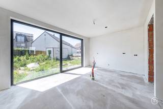 OPENDEURDAG OP ZATERDAG 03/10 TUSSEN 10u30 EN 12u30<br /><br />In het rustige Hingene worden vier nieuwbouwwoningen opgetrokken. Volgens velen de mooiste deelgemeente van Bornem door zijn gezellige centrum, kasteel d'Ursel en het rondomliggend park. Het project is gelegen op een rustige doch centrale locatie, op wandelafstand van winkels, scholen en het park.<br /><br />Het project bestaat uit één halfopen en drie gesloten bebouwingen, allen voorzien van hedendaags comfort.<br /><br />De woningen onderscheiden zich door hun krachtige vormgeving in warme rode baksteen. De strakke belijning en het doorlopende metselwerk geven het geheel een tijdloze uitstraling. De raampartijen zorgen voor een subtiel ritme in de gevel en brengen op een verfijnde manier licht binnen. Het hellend dak versterkt het tijdloze, huiselijke karakter en maakt van dit project een hedendaagse interpretatie van klassiek wonen.<br /><br />De woningen zullen bijna-energieneutraal zijn. Er wordt gebruik gemaakt van een warmtepomp in combinatie met vloerverwarming en de nodige isolatie.<br /><br />Als kers op de taart zijn de woningen voorzien van een zuidwest-gerichte tuin met aangelegd terras.<br />Genieten van een aperitief was nog nooit zo aangenaam.<br /><br />Parkeren vormt geen probleem, dankzij de autostaanplaatsen achteraan.<br />Deze zijn verplicht aan te kopen aan € 15.000,00 excl. kosten.<br /><br />De woningen worden volledig en kwalitatief afgewerkt.<br /><br />Wens je meer informatie over deze kwalitatieve nieuwbouwwoningen?<br />Contacteer ons gerust via info@julimmo.be of 03 303 39 36.