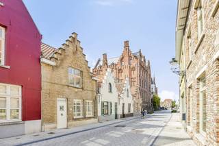 Dit charmante huis, in de Sint-Jorisstraat, werd in 2011 volledig gerenoveerd. Alles werd aangepakt: van technieken tot afwerking met als...