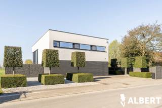 Gelegen te Rekkem, vinden we deze eigentijdse villa met zwembad terug!De woning is gelegen op een ruim en zonnig perceel en wordt gekenmerkt door de...