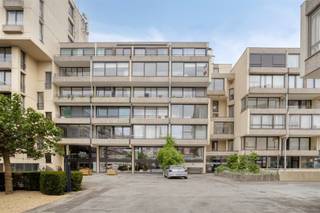 <p><span>Vous êtes à la recherche d'un investissement sûr et rentable ou vous souhaitez acheter votre propre logement pour vous ou vos enfants étudiants ? #Alors cet appartement rénové et prêt à l'emploi, situé à quelques pas de la gare et au cœur du centre historique de Louvain, pourrait être une véritable opportunité pour vous. <br />Cet appartement lumineux situé au cinquième étage d'une résidence bien entretenue appelée “Residentie Binnenhof”, construite en 1968, est situé au centre, mais au calme. Cette propriété a une surface habitable de 64</span><span><sup>m2</sup></span><span> et comprend un hall d'entrée, un salon confortable avec une kitchenette adjacente entièrement équipée, une salle de bain avec douche et toilettes et 2 chambres à coucher de taille normale. #En bref, cet appartement lumineux et prêt à l'emploi avec 2 grandes chambres à coucher vaut vraiment la peine d'être visité. Pour les personnes qui décident rapidement. </span></p><p><span> </span></p>