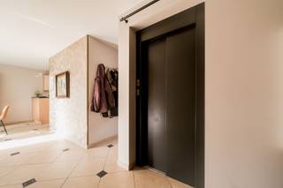 <p><span>Uitzonderlijk ruim dakappartement met 3 slaapkamers + zolderverdieping en 2 zuidgerichte terrassen.</span></p><p><span>Op de derde verdieping van een kleinschalig en goed onderhouden gebouw bevindt zich dit bijzonder ruime dakappartement. Dankzij de grote raampartijen geniet de leefruimte met eetplaats van een overvloed aan natuurlijk licht en een aangenaam open gevoel. Vanuit de leefruimte heeft u directe toegang tot het zonnige, zuidgerichte terras de ideale plek om in alle rust te ontspannen.</span></p><p><span>De volledig uitgeruste keuken beschikt over een inductiekookplaat, dampkap, vaatwasser, microgolfoven, oven en koelkast, en biedt alle comfort voor wie graag kookt.</span></p><p><span>Het appartement telt maar liefst vijf volwaardige slaapkamers. Twee daarvan bevinden zich op de volledig ingerichte zolderverdieping en zijn voorzien van airco, wat zorgt voor extra mogelijkheden zoals een bureau, hobbyruimte of speelkamer. Deze doordachte indeling maakt de woonst perfect geschikt voor een groot gezin of wie gewoon extra ruimte wenst.</span></p><p><span>De badkamer is uitgerust met een ligbad, douche en dubbel lavabomeubel. Verder zijn er een apart toilet en een ruime berging aanwezig.</span></p><p><span>Extra troef is de lift die rechtstreeks toegang geeft tot het appartement, wat zorgt voor optimaal comfort en privacy.</span></p><p><span>Rustig gelegen en toch vlot bereikbaar, op korte afstand van het centrum. Een garagebox is verplicht bij aan te kopen voor € 29.000.</span><span> </span></p><p><span> </span></p>