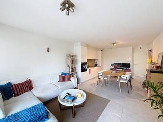 Nous vous proposons un appartement d'une chambre haut de gamme à louer à Desselgem. Avec tout à portée de main, c'est un véritable gagnant. Il est équipé des dernières techniques et est entièrement installé. Cet appartement possède une grande terrasse.<br /><br /><br />MISE EN PAGE :<br />Premier V :<br />- espace de vie spacieux<br />- une terrasse gigantesque<br />- cuisine ouverte entièrement installée<br />- rangement<br />- belle salle de bain avec lavabo, douche à l'italienne et toilettes<br />- chambre spacieuse<br /><br />GÉNÉRAL :<br />- disponible immédiatement<br />- complètement nouveau (2025)<br />- finition haut de gamme<br /><br />Le moyen le plus rapide pour visiter cette propriété ? Demandez votre visite via le bouton rouge de notre site Web (www.dewaele.com) et vous serez contacté par notre expert en location. Les rendez-vous ne peuvent pas être pris par téléphone. Pour toute autre question, vous pouvez nous contacter par téléphone au 056 605 605.