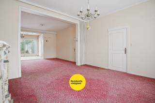 Te renoveren woning met veel op potentieel op topligging. Op een uitstekende locatie langs de Kaaiplaats in Veurne bevindt zich deze ruime woning met stadstuin en tal van mogelijkheden. Deze eigendom is ideaal voor wie op zoek is naar een renovatieproject met karakter en potentieel, op wandelafstand van het centrum, winkels, scholen en openbaar vervoer. Op het gelijkvloers beschikt de woning over een inkomhal, een leefruimte met zicht op de tuin, een keuken, een wasplaats en een polyvalente ruimte die perfect kan dienen als berging, bureau of extra slaapkamer. De indeling biedt een mooie basis om een hedendaagse en lichtrijke woonruimte te creëren met directe connectie naar de gezellige stadstuin. Op de eerste verdieping bevinden zich drie volwaardige slaapkamers en een badkamer. De tweede verdieping omvat een vijfde slaapkamer en een ruime zolder met bijzonder veel potentieel. Deze ruimte kan worden omgevormd tot extra kamer, hobbyruimte of een master suite. De woning beschikt over een aangename stadstuin waar het rustig vertoeven is, een absolute troef in deze centrale ligging.<br />Bent u op zoek naar een ruime woning die u volledig naar eigen smaak kan renoveren op een toplocatie in Veurne? Dan is dit pand beslist een bezoek waard.<br />De vermelde prijs is een richtprijs. Elk bod, zowel hoger als lager dan deze prijs, wordt voorgelegd aan de eigenaar, die zich het recht voorbehoudt om dit te aanvaarden of te weigeren.<br />Neem voorsprong met een vrijblijvende en gratis schatting van uw eigendom via:<br />http://www.residentievastgoed.be/gratisonlineschatten