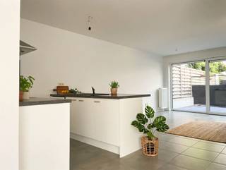 <p><span>Modern gelijkvloers appartement met ruim terras:</span></p><p><span> </span></p><p><span>Ideaal gelegen op wandel - en fietsafstand van openbaar vervoer( tram, bus tram), centrum Antwerpen en Mortsel, winkels en supermarkten, bevindt zich dit moderne verzorgde appartement (74 m² volgens EPC). Deze toplocatie ligt ook zeer dichtbij een groene omgeving waar u heerlijk kan ontspannen. </span></p><p><span> </span></p><p><span>Het appartement is als volgt ingedeeld:</span></p><p><span> </span></p><p><span>Inkomhal : </span></p><p><span>De inkomhal op de gelijkvloerse verdieping is ruim en er kan nog een kast voorzien worden als vestiaire. Hier bevindt zich ook een apart toilet met handenwasser De berging bevindt zich naast de hal en de </span></p><p><span>open keuken. In de berging is ook plaats voor wasmachine en droogkast en voldoende bergruimte.</span></p><p><span> </span></p><p><span>Leefruimte met open keuken :</span></p><p><span>De leefruimte is heel licht ook tijdens donkere dagen doordat er licht langs de voorzijde als door het grote raam langs de achterzijde het appartement binnen komt.</span></p><p><span>De keuken is uitgerust met inductiefornuis met dampkap, koelkast met diepvriesvak, vaatwasser en combi-oven.</span></p><p><span> </span></p><p><span>Slaapkamers en badkamer</span></p><p><span>Er zijn 2 slaapkamers aanwezig en in de badkamer bevindt zich een lavabomeubel en inloopdouche.</span></p><p><span> </span></p><p><span>Autostaanplaats en berging</span></p><p><span>Op -1 bevindt zich een autostaanplaats met erachter een grote berging.</span></p><p><span> </span></p><p><span>Terras :</span></p><p><span>Aansluitend aan de woonkamer kan u genieten op het ruime terras waar het rustig vertoeven is.</span></p><p><span> </span></p><p><span>Troeven :</span></p><p><span>- Toplocatie overal dichtbij</span></p><p><span>- zeer net appartement</span></p><p><span>- Ruim terras</span></p><p><span>- Voldoende parkeerruimte en berging</span></p><p><span>- Gunstig EPC B</span></p><p><span>- Vaste kosten : 50 euro</span></p><p><span>- Plaatsbeschrijving : 250€/pp.</span></p><p><span> </span></p><p><span>Bent u de huurder geschikt voor dit appartement ? Kom vlug kijken en maak een afspraak op <span>www.coprimmo.be</span></span></p><p><span> </span></p>