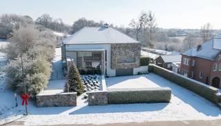 Gelegen aan de Maastrichterstraat in Bilzen, biedt deze uitzonderlijke villa een oase van luxe en rust op een perceel van ca. 15.000 m². De...