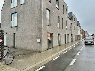 Gelijkvloers, recent appartement van 104m² met aparte ingang met  2 slaapkamers. INDELING Het appartement, gelegen in een kleinschalige residentie...