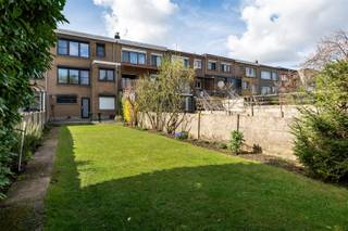 Ideaal gelegen in rustige woonwijk, vlakbij Veltwijcklaan, station van Ekeren en fietsostrade.Verzorgde woning bestaande uit inkomhal met vestiaire,...