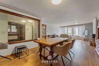 Interesse? Meer informatie op www.SWEVERS.be - Wie droomt van veel ruimte, drie slaapkamers en twee terrasjes in het bruisende centrum van Genk,...