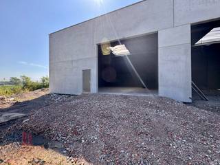 Nieuwbouw KMO-unit van 326 m² en 1 privatieve parkeerplaats te koop in Aartrijke. De geïsoleerde casco magazijnruimte (brandklasse C) is opgebouwd...