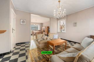 Op een strategische locatie bij het binnenkomen van Gistel bevindt zich deze alleenstaande woning met een bewoonbare oppervlakte van 210 m² op...