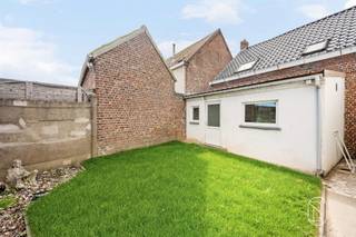 Aan de voet van de Kluisberg, in het rustige Ruien, bevindt zich deze verrassend ruime woning met heel wat potentieel. De woning is op te frissen, maar beschikt reeds over enkele belangrijke troeven zoals een vernieuwd dak, zonnepanelen, een conform elektrisch attest en EPC-label D.Op het gelijkvloers vinden we een woonkamer, eetplaats, halfopen keuken en een extra kamer die perfect dienst kan doen als slaapkamer, bureau of hobbyruimte.De eerste verdieping omvat een badkamer, twee slaapkamers en een doorloopkamer die verschillende invullingen mogelijk maakt.Buiten is er een gezellig tuintje waar je in alle rust kan genieten. De ligging is bijzonder praktisch: winkels en andere voorzieningen bevinden zich op wandelafstand, terwijl ook de natuur en de Kluisberg vlakbij liggen.Een interessante woning voor wie op zoek is naar ruimte, een goede ligging en de mogelijkheid om verder naar eigen smaak af te werken.Meer info of plan je bezoek: wim@immobeguin.beTe koop via Immo Beguin, uw vastgoedexpert sinds 2009, met kantoren in Ronse, Deinze, Waregem, Kortrijk, Nieuwpoort, Doornik en Lessen en Moeskroen.