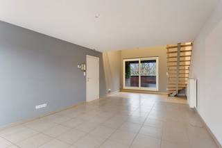 Ruimte, Comfort en een Toplocatie: Welkom in dit prachtig duplex-appartement in Genk!Op een zucht van het levendige centrum van Genk, vinden we dit verrassend ruime duplex-appartement. Gebouwd in 2006 en de afgelopen jaren met zorg opgefrist, is dit een eigendom waar je direct kunt intrekken en genieten.Indeling en beleving: Bij binnenkomst via de inkomhal (voorzien van een gastentoilet) valt meteen de logische indeling op. De leefruimte is een lichtrijk geheel waar de woonkamer naadloos overgaat in de keuken. Dankzij de twee terrassen geniet je op elk moment van de dag van een streepje zon of een frisse neus. Uniek aan dit appartement is de slaapkamer op de woonverdieping, wat extra flexibiliteit biedt voor wie gelijkvloers wil slapen of een ruim thuiskantoor zoekt. De praktische berging naast de keuken zorgt voor extra stockageruimte.Via de trap bereiken we de bovenverdieping, waar de nachthal toegang geeft tot nog eens twee volwaardige slaapkamers en de badkamer. Dit maakt het appartement uitermate geschikt voor gezinnen of mensen die houden van logeerkamers en hobbyruimtes.Extra troeven:Garagebox &amp; berging: Geen parkeerzorgen in de stad; je wagen staat veilig in de bijbehorende garagebox.Instapklaar: De lichte opfriswerken van de laatste jaren zorgen voor een frisse, moderne uitstraling.Locatie: Alles wat Genk te bieden heeft — winkels, restaurants en cultuur — bevindt zich op korte wandelafstand.Kortom, een buitenkans voor wie op zoek is naar ruimte zonder in te boeten op de voordelen van het stadsleven.Bestuursmaatregelen in het maatregelenregister: nee
