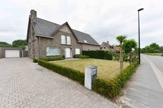 Ruime lichtrijke woning bestaande uit een inkomhall, bureel beneden, grote living, aparte ingerichte keuken, wasberging, kelder, 3 slaapkamers...