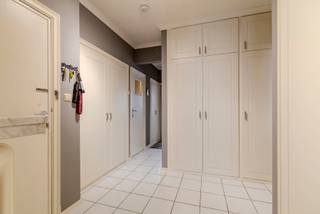 Dakappartement in kleinschalig gebouw met 2 slaapkamers, terrasje en mogelijkheid tot aankoop garagebox. <br /><br />Indeling: inkomhal met diverse ingemaakte kasten; apart toilet; gezellige en lichtrijke woonkamer; keuken; overdekt terras met verzicht; slaapkamer één aan straatkant, momenteel ingericht als hobbykamer; ruime masterbedroom aan de achterzijde; betegelde badkamer bevat douche, lavabo en aansluiting voor WM/DK. <br /><br />De kelderberging is inbegrepen in de vraagprijs. <br />Mogelijkheid tot aankoop van ruime, afgesloten garagebox met automatische poort. <br /><br />Algemeen: <br />- EPC label F (renovatieplicht) <br />- Elektrische rolluiken <br />- Centrale ligging nabij openbaar vervoer, winkels, centrum, scholen, etc.<br /><br />Bekijk zeker de 360° rondgang via onze website (+ mogelijkheid tot opmeten en ontmeubelen).<br />Alle attesten zijn beschikbaar onderaan op onze website. <br />Voor meer info of een bezoek: 0472 22 22 44 of thanee@solittvastgoed.be.