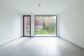 Situation - environnement :<br /><br />Le projet Gandhon, développé par Fenixco et NOAN Real Estate, est situé près de la gare Saint-Pierre, dans la Raketstraat – Meersstraat.<br />Gandhon se compose de 63 logements répartis dans 9 bâtiments. Tous les bâtiments sont disposés autour d'un grand jardin privé, ce qui permet à toutes les entités de bénéficier d'une luminosité optimale et d'une vue sur la verdure. Il y a suffisamment de places de stationnement pour vélos et voitures. <br />Gandhon est construit avec des matériaux durables. La conception architecturale témoigne d'un design contemporain.<br /><br />Bureau<br /><br />Espace idéal pour un cabinet ou un bureau. L'entrée donne accès à deux pièces, dont une avec une cuisine équipée. Il y a une salle de douche avec toilettes. L'une des pièces donne accès à la terrasse orientée sud avec vue sur le jardin intérieur.<br /><br />Pour plus d'informations, contactez Anthony au 0488 14 62 77.