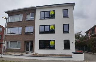 Ben je op zoek naar een stijlvol en instapklaar appartement in Schoten? Dan is dit recent gerenoveerde appartement echt iets voor jou...